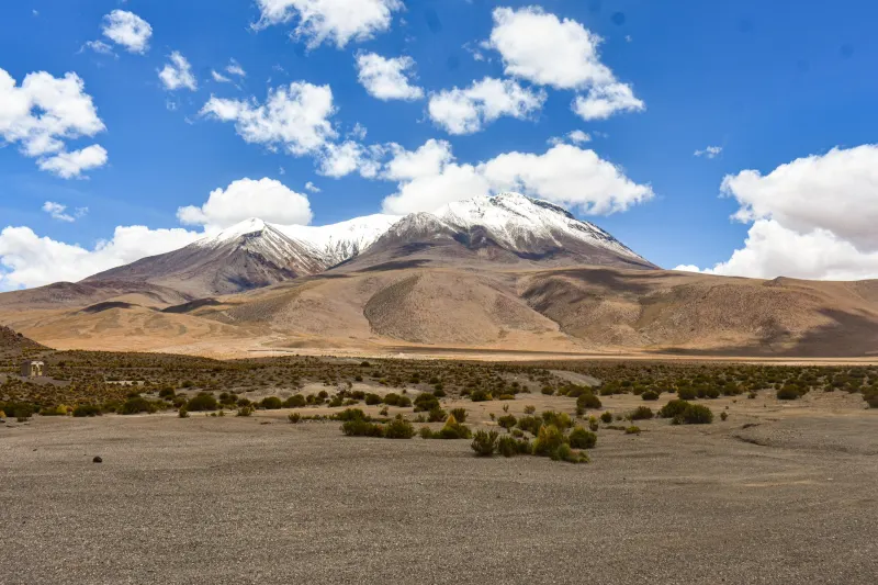 Bolivia, lagunas multicolor y tierras nevadas